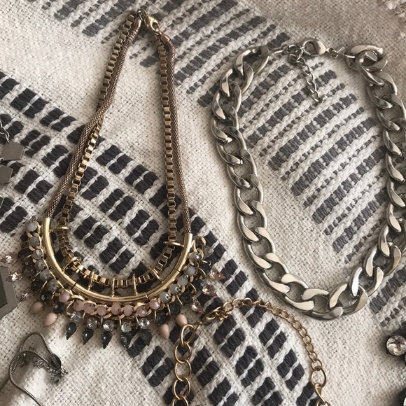 Assorted statement necklaces - Picture 2 of 8